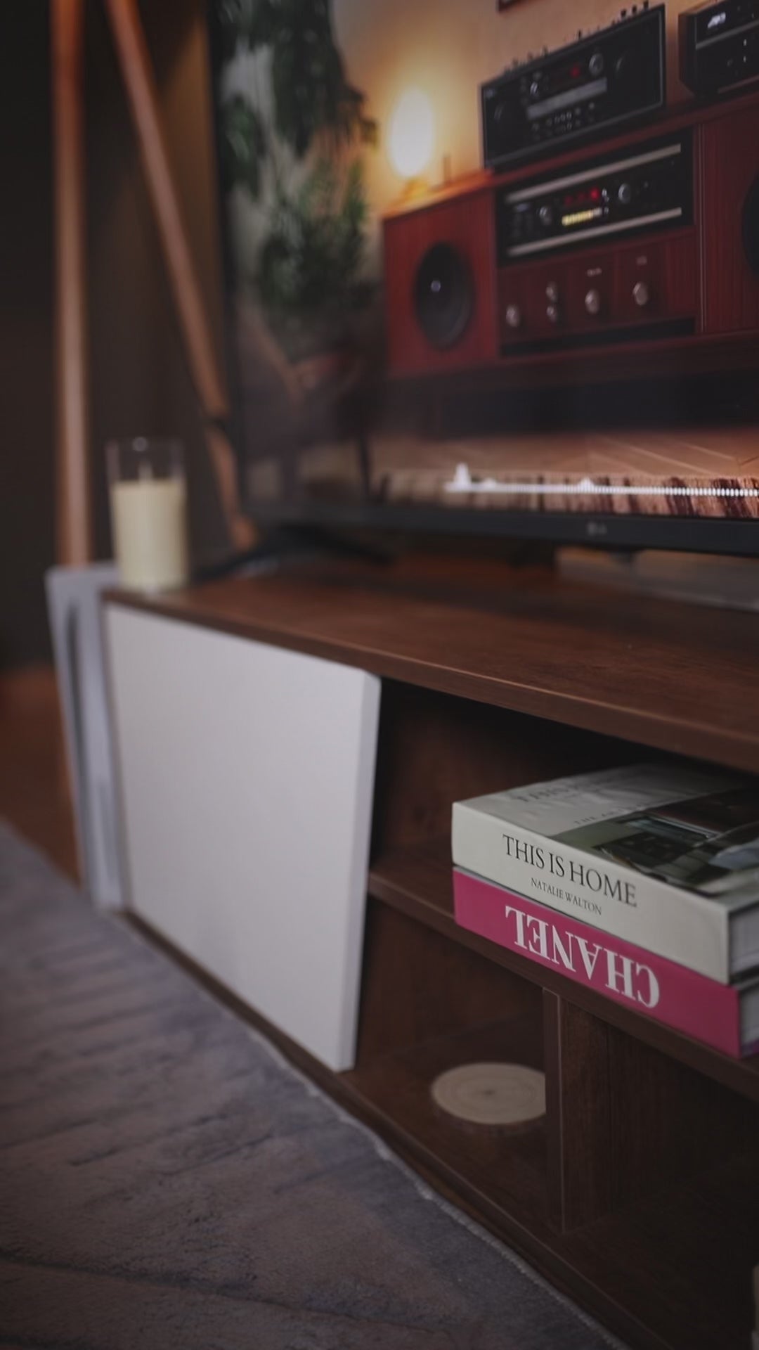 وحدة تلفزيون خشب بني وأبيض خزانة و4 أرفف - ترابيزة تليفزيون بيضاء خشب